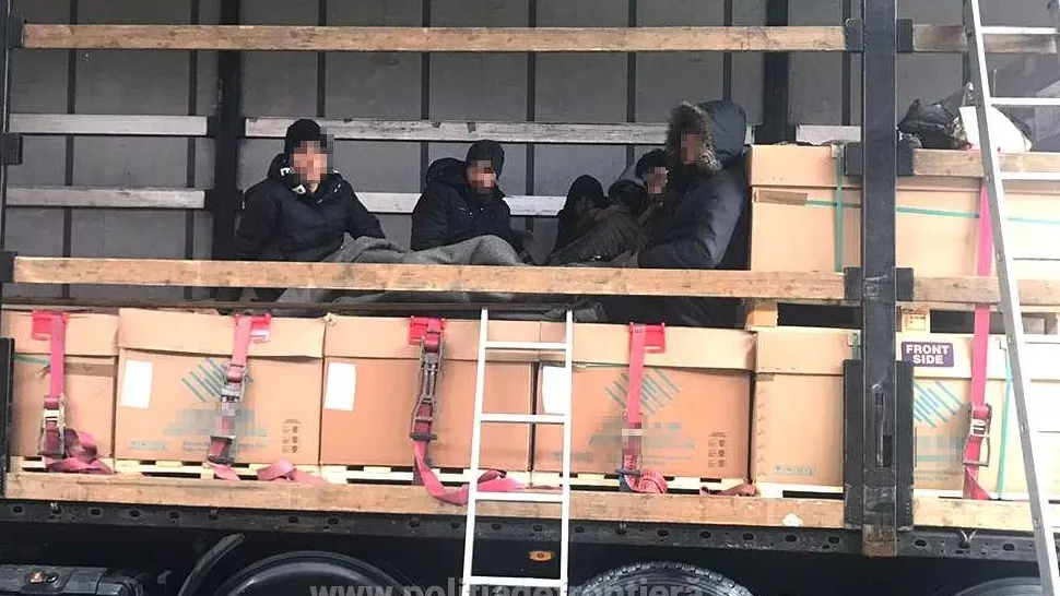 9 migranți afgani ascunși într-un TIR cu frigidere pentru Germania, descoperiți la frontieră - VIDEO