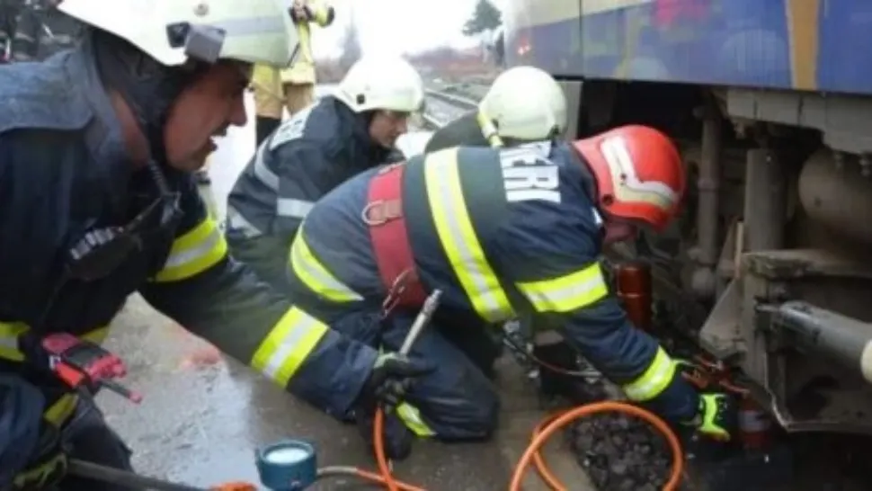 Mașină spulberată de tren în apropierea Capitalei: 4 victime, dintre care una încarcerată