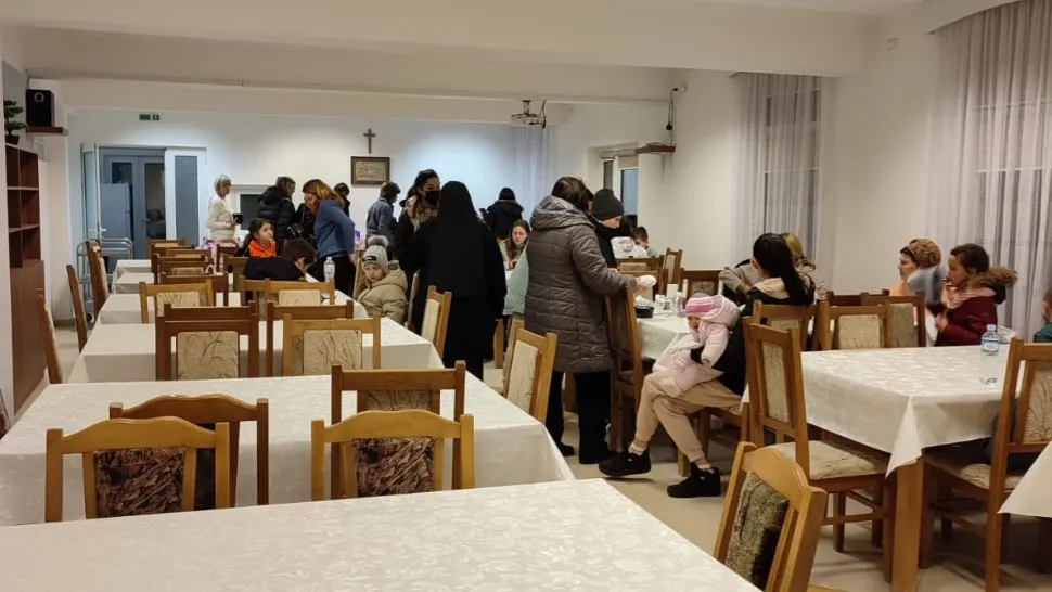 FOTO | Femei şi copii refugiaţi din Ucraina, cazaţi la o mănăstire din Sighetu Marmaţiei
