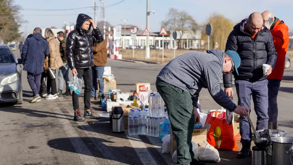 Nicolae Ciucă, în vizită la Vama Siret - Mii de refugiați stau la cozi pentru a intra în România