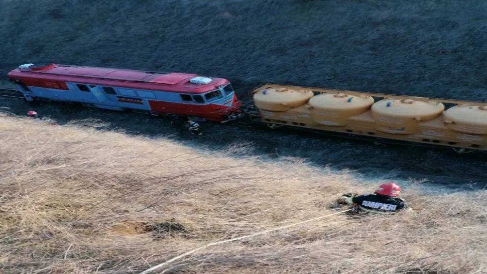 VIDEO | Locomotiva unui tren a luat foc în mers, în Tulcea. Pompierii au intervenit de urgență