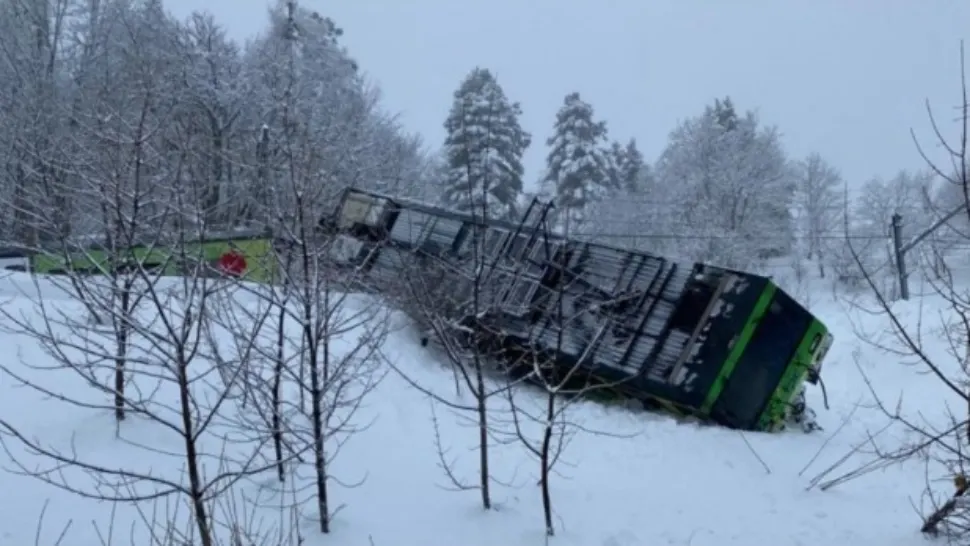 O avalanșă a făcut ravagii în Elveția. Un tren a fost măturat de pe șine