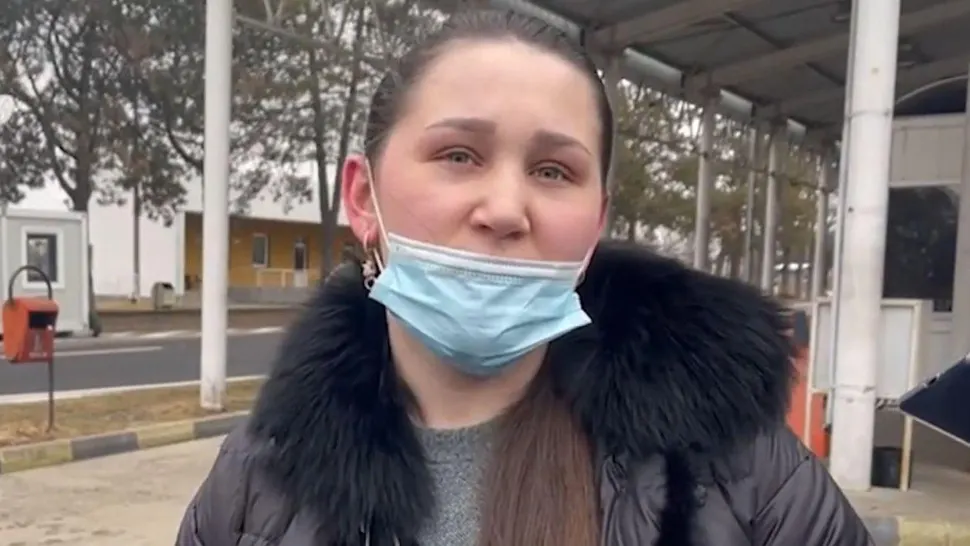 Imaginile disperării: O mamă din Ucraina a trecut granița pe jos în România, cu copilul în cărucior