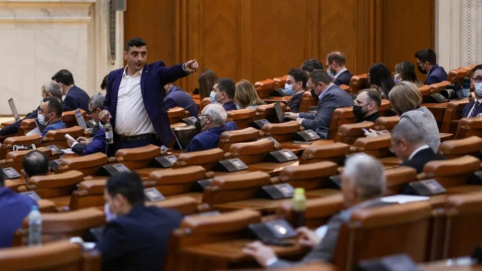 Protest cu bannere în Parlament: AUR cere alegeri locale și parlamentare separate