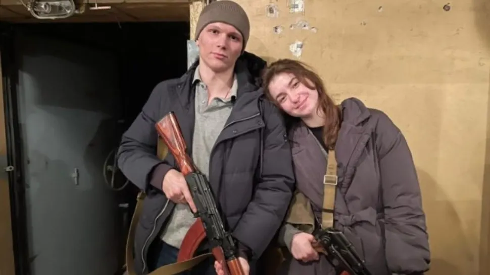 Dragoste cu arma în mână: Un cuplu ucrainean și-a petrecut prima zi de căsătorie strângând puști pentru a-și apăra țara
