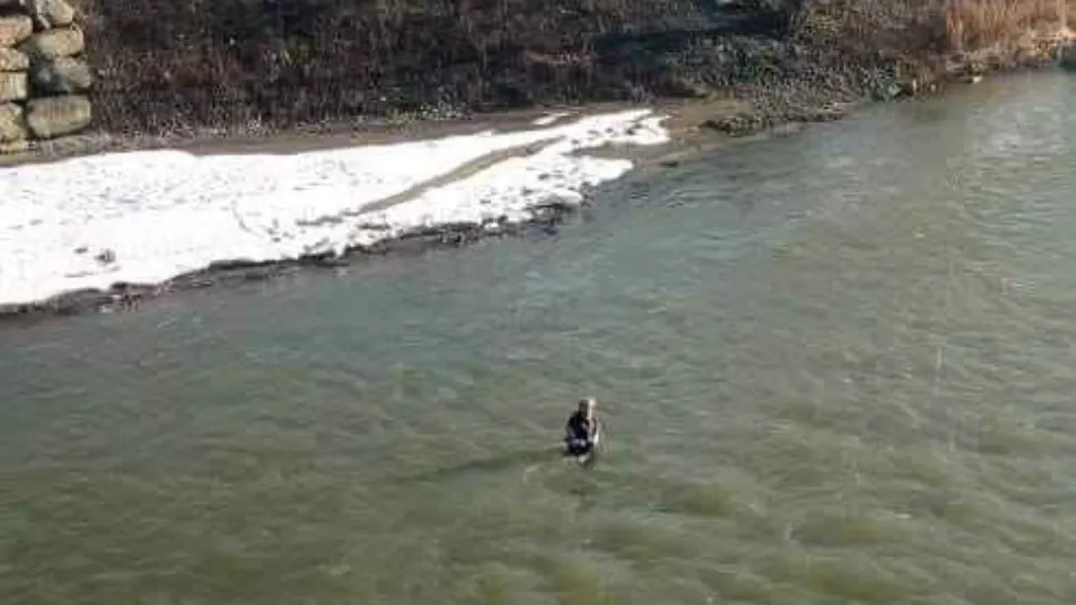 FOTO A pus pe jar pompierii și polițiștii, după ce a intrat să se BOTEZE singur în Someș