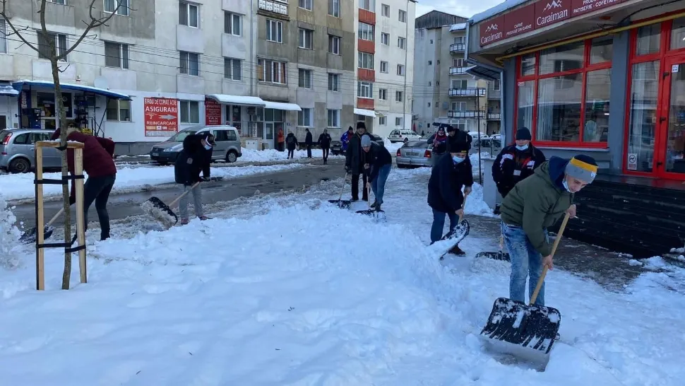 Primarul orașului Bistrița face deszăpezirea cu subalternii. Angajații din primărie, scoși să dea zăpada cu lopata FOTO