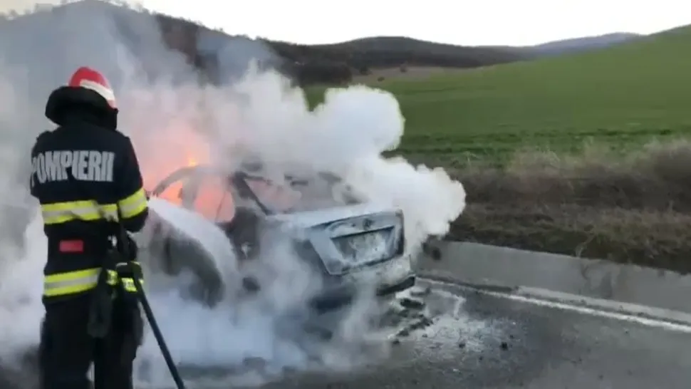 FOTO/VIDEO Mașină în flăcări, PANICĂ pe șosea! Ce s-a întâmplat cu pasagerii