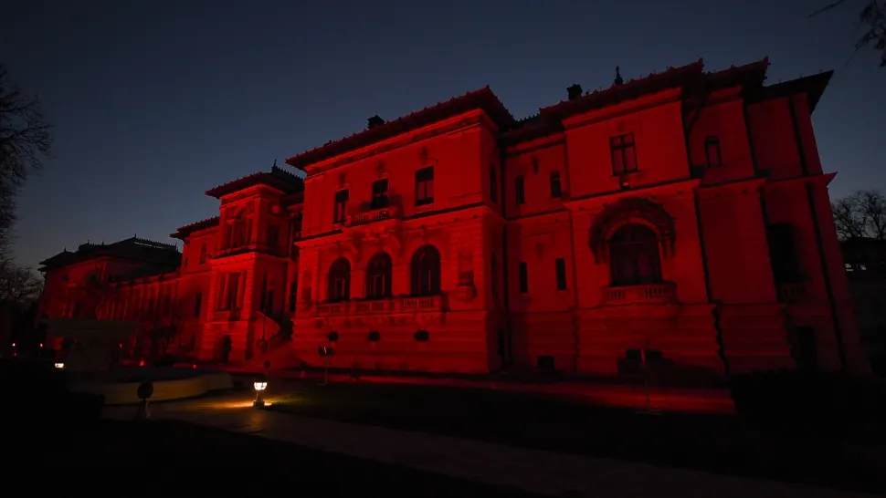 Palatul Cotroceni este iluminat în roșu. Instituția marchează Ziua europeană a numărului unic de urgență 112