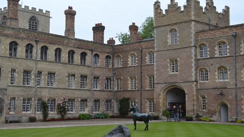 SCANDAL cu tentă rasistă în Marea Britanie, la prestigioasa Universitate CAMBRIDGE