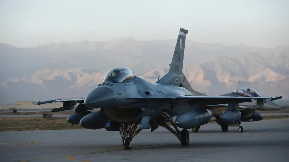 Vin americanii! De data aceasta pe calea aerului. O escadrilă de avioane F-16 se mută din Germania în România