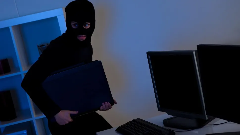Doi bărbaţi înarmaţi cu cuţite au furat computere în timpul unui curs la un liceu