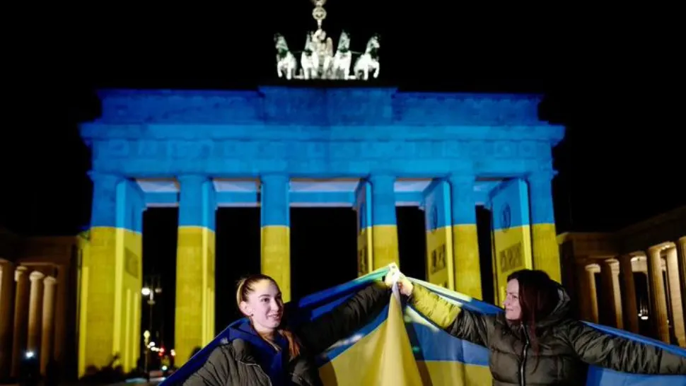 FOTO | SOLIDARITATE europeană cu Ucraina! Cum au fost luminate clădirile din Berlin și Paris 