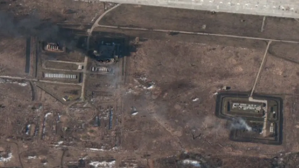 FOTO | Imagini din satelit arată pagubele făcute de Rusia la o bază aeriană din estul Ucrainei