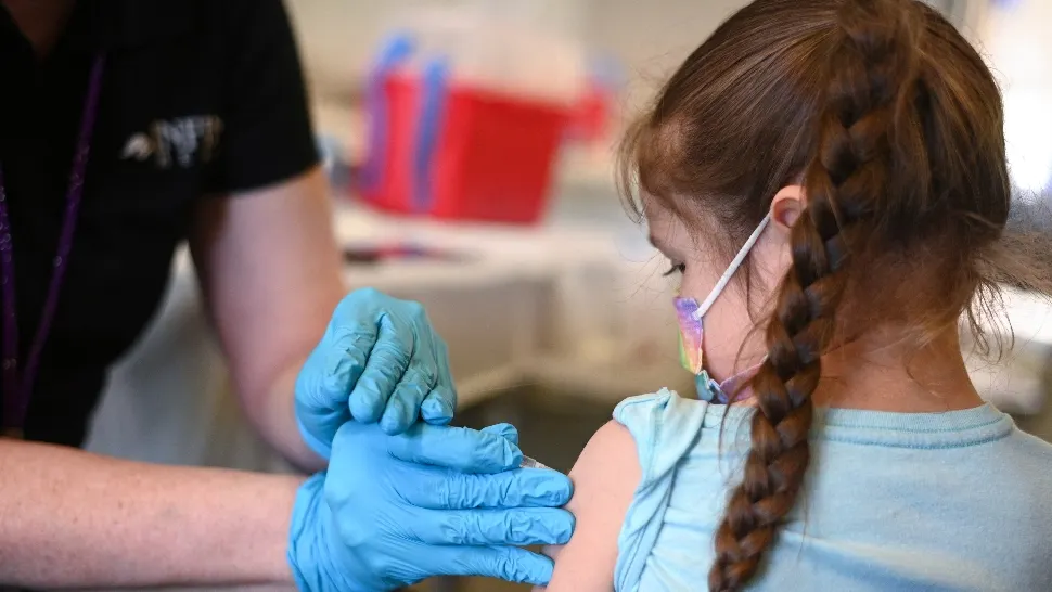Zeci de copii cu vârste între 7 si 12 ani au primit din GREȘEALĂ un alt vaccin anti-Covid19, în Belgia. Cum se simt aceștia 