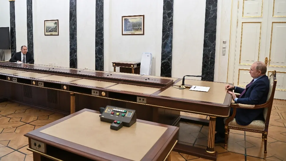 Ministrul de Externe al Rusiei, tratat la fel ca președintele Franței. A fost primit de Putin la o masă la fel de lungă