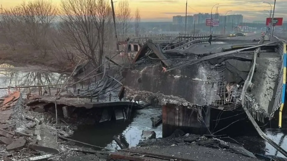 Pod aruncat în aer de Ucraina, pentru a stopa invazia rusă - imaginile disperării