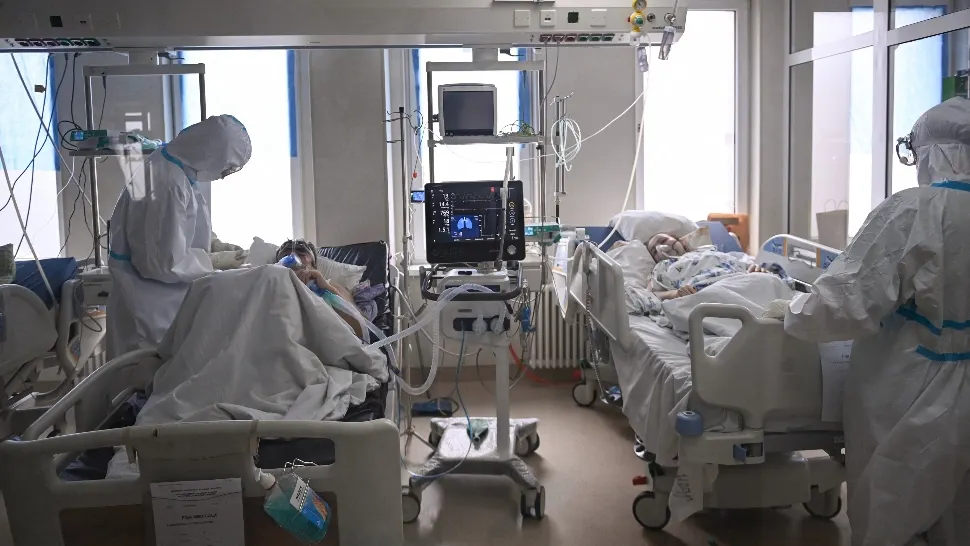 Avertismentul unui epidemiolog: „A încerca să oprești Omicron este ca și când încerci să oprești vântul”