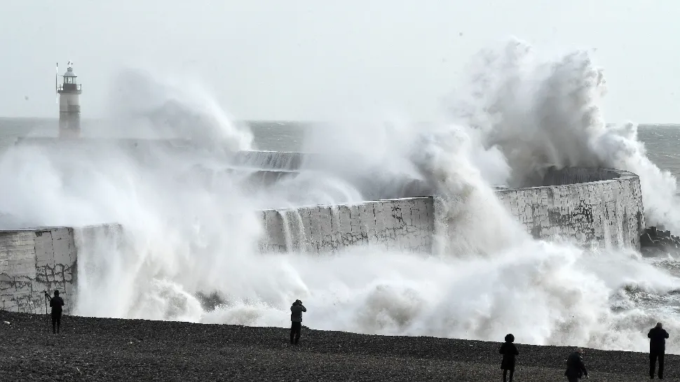 VIDEO | Marea Britanie, lovită de a patra furtună. Noi avertizări meteo de vreme extremă