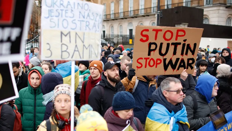 FOTO + VIDEO | Proteste uriașe în fața ambasadelor Rusiei din lume. Oamenii, solidari cu ucrainenii