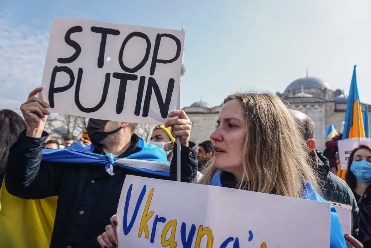 Protest de amploare în faţa Ambasadei Rusiei la Bucureşti împotriva războiului din Ucraina