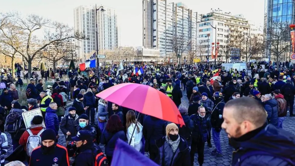 VIDEO Proteste uriașe la Paris, pe modelul din Canada. Poliția a folosit gaze lacrimogene
