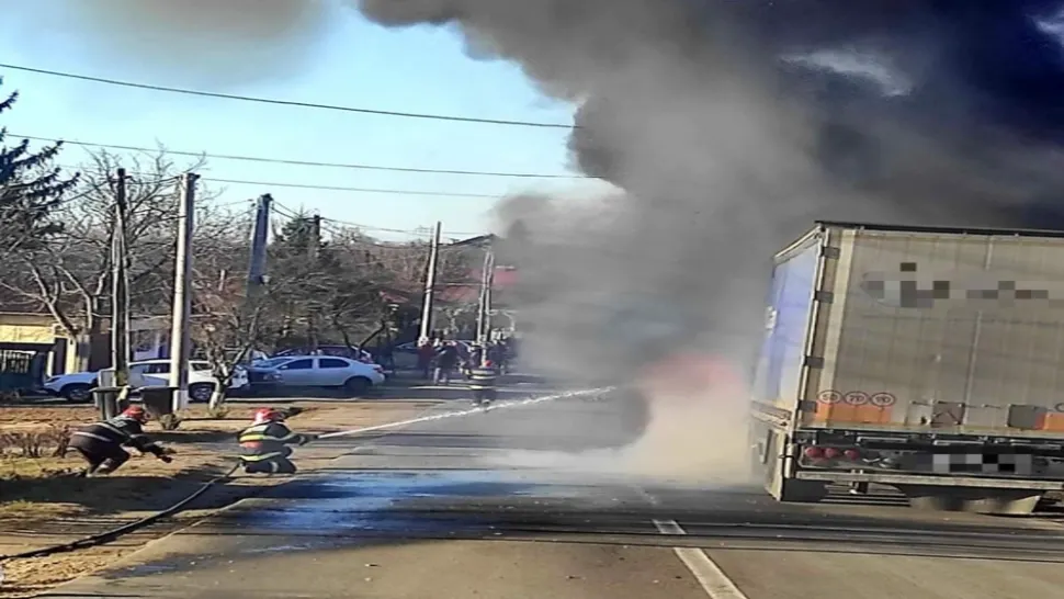 Pericol de explozie în Giurgiu: Un TIR cu azotat de amoniu a luat FOC în mers, pe DN 61 - Intervenție urgentă