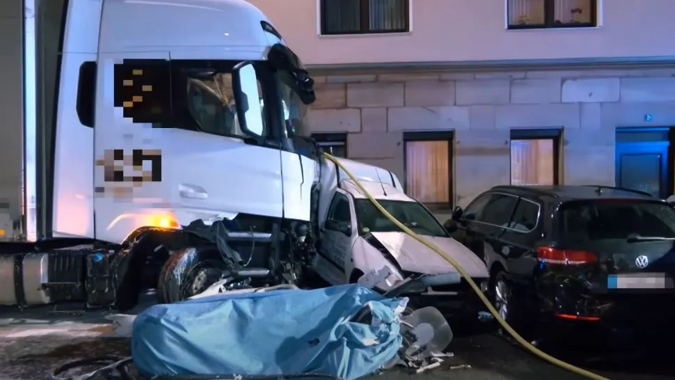 VIDEO | Un șofer de TIR beat a făcut prăpăd pe o stradă din Germania: 31 de mașini avariate