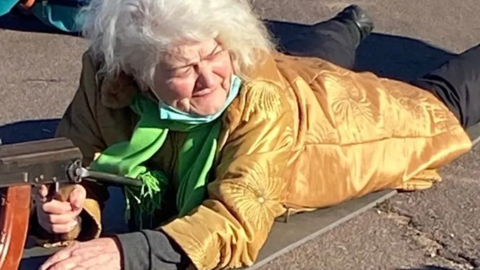 FOTO&VIDEO | Ucraineancă de 79 de ani, mesaj tulburător înainte de invazia Rusiei: „Sunt gata să trag! Îmi voi apăra casa, orașul, copiii!”
