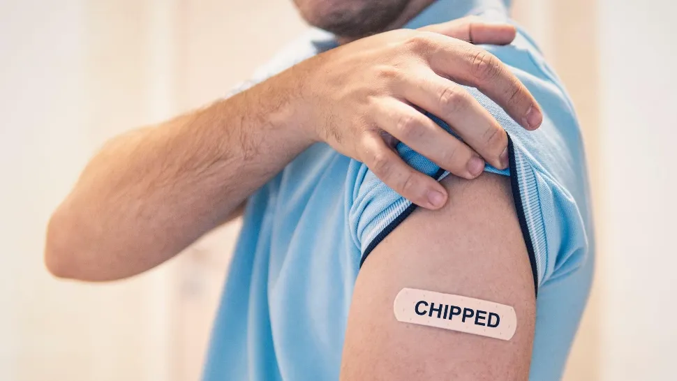 Teoria conspirației, „sport” național. Mulți români cred că la vaccinare sunt implantate cipuri