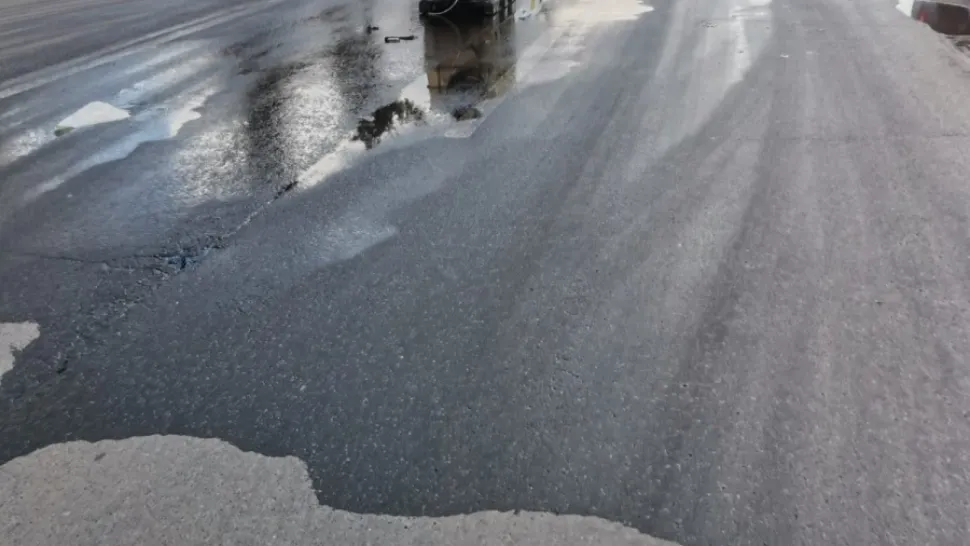 VIDEO + FOTO A cumpărat o tonă de motorină și s-a răsturnat la ieșirea din benzinărie