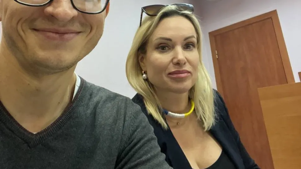 Jurnalista care l-a sfidat pe Putin a fugit din Rusia împreună cu fiica sa. Ce spune avocatul Marinei Ovsiannikova