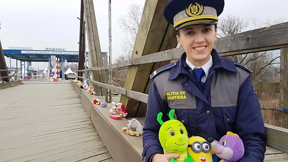 FOTO | Podul istoric care face legătura dintre România și Ucraina a devenit un „pod al jucăriilor”
