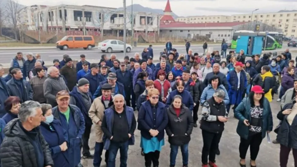 FOTO | Protest la fabrica de armament din Brașov. Zeci de angajați au ieșit în stradă