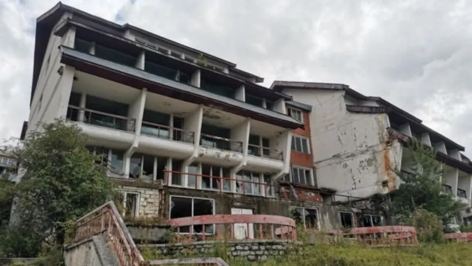 Culisele Statului Paralel | Stațiune-fantomă din inima Munților Lotrului. Cine a dus la sapă de lemn turismul românesc