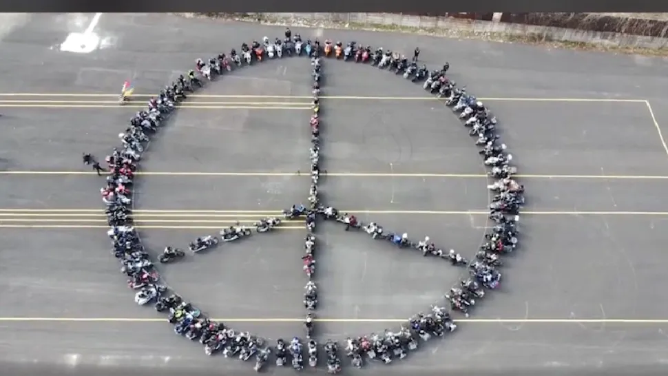 VIDEO Sute de motocicliști români au format un uriaș semn al păcii: gestul pacifist, însoțit și de o donație
