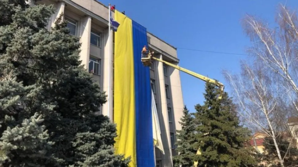 Au recâștigat ucrainenii Hersonul? Steagul țării, arborat pe clădirea consiliului din orașul ocupat de ruși
