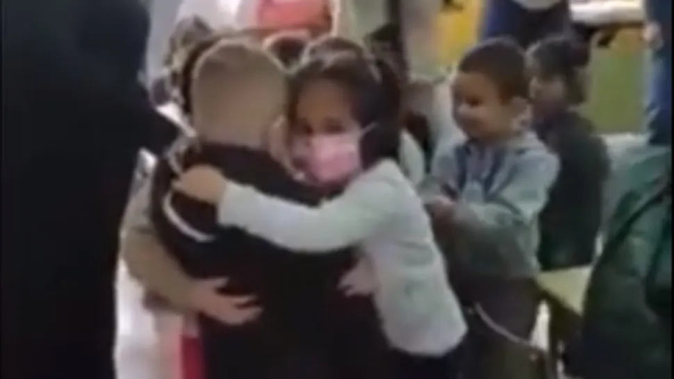 Moment EMOȚIONANT la o grădiniță din Spania: copil ucrainean, ÎMBRĂȚIȘAT de colegii de clasă - Imaginile, virale pe internet