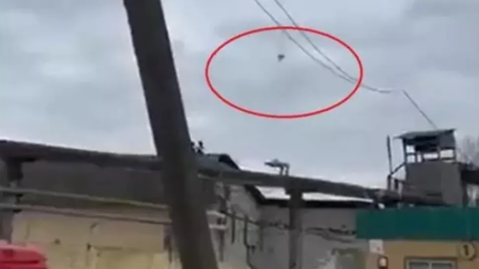 VIDEO - Avion rusesc, doborât lângă Cernihiv. Pilotul a supraviețuit, dar a fost prins de ucraineni 