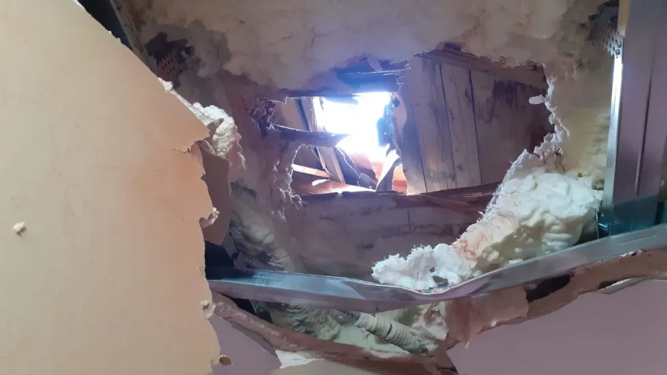 FOTO - VIDEO Fenomen bizar la Hunedoara. Un bolovan "căzut din cer" a făcut praf acoperișul unei case