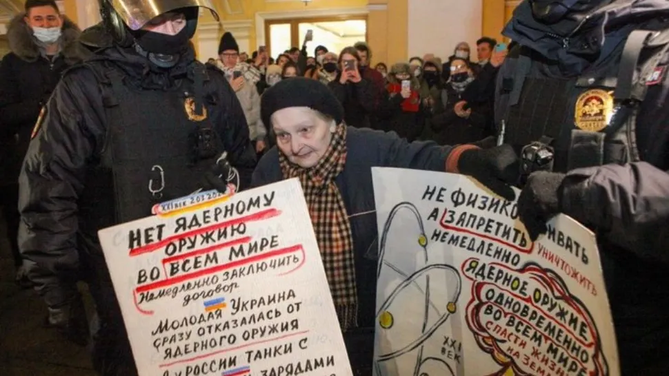 VIRAL. Imagini emoționante în Rusia: Supraviețuitoare a celui de-Al Doilea Război Mondial, în aplauzele tinerilor la protestele contra invaziei din Ucraina