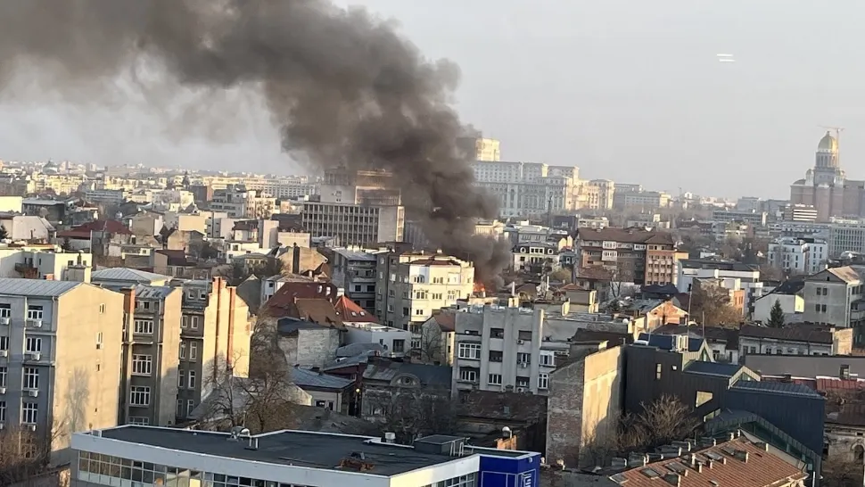 FOTO + VIDEO Incendiu de proporții în București, intervin pompierii cu 4 autospeciale