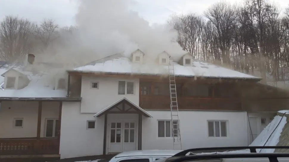 VIDEO | Incendiu de proporții la Mănăstirea Buciumeni din Fălticeni. Totul a pornit de la o lumânare aprinsă