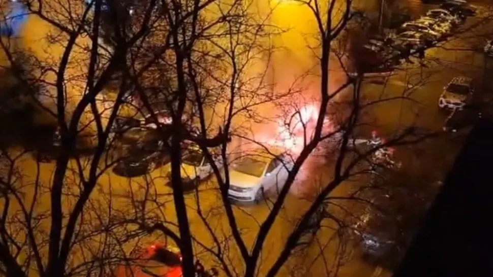 Incendiu puternic, într-o parcare din Galați - mașini făcute scrum, după un atac cu cocktail Molotov
