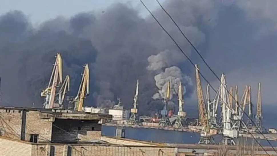 Război în Ucraina. Incendiu puternic în portul Berdiansk - Mai multe rezervoare cu combustibil ar fi fost aruncate în aer- VIDEO