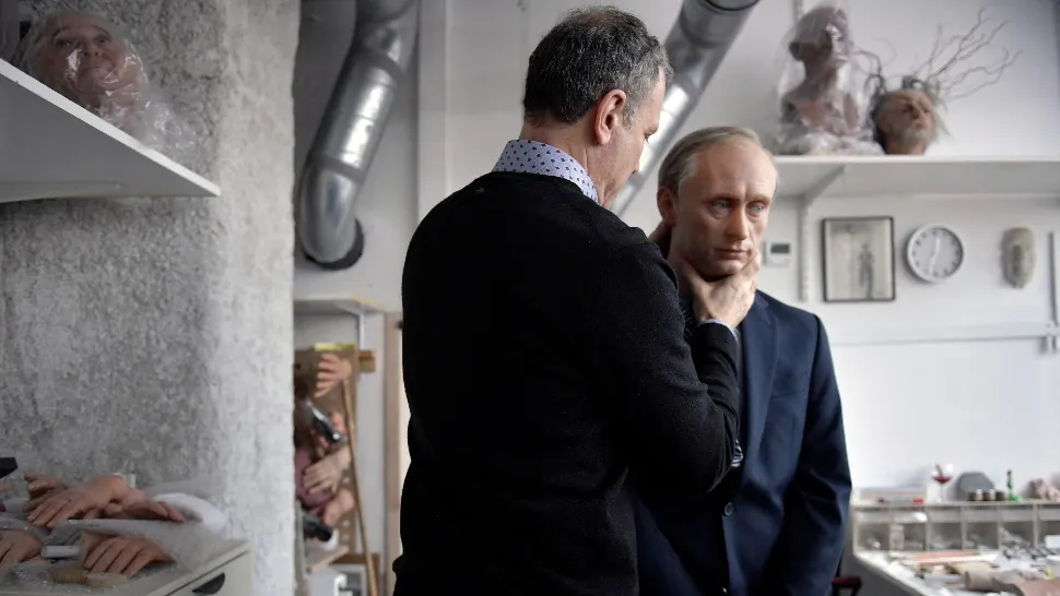 FOTO | Muzeul de ceară din Paris scoate de la expoziție statuia lui Putin, în semn de protest față de invazia rusă 