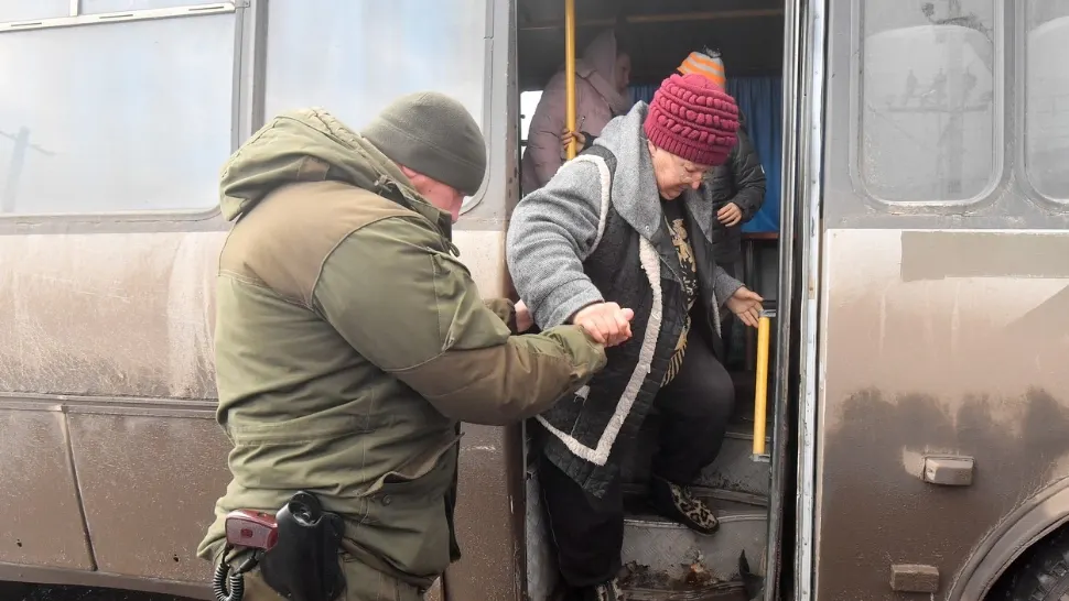 DRAMA fără margini a civililor din Mariupol: Armata rusă a deschis focul în direcția convoiului umanitar care încerca să părăsească orașul