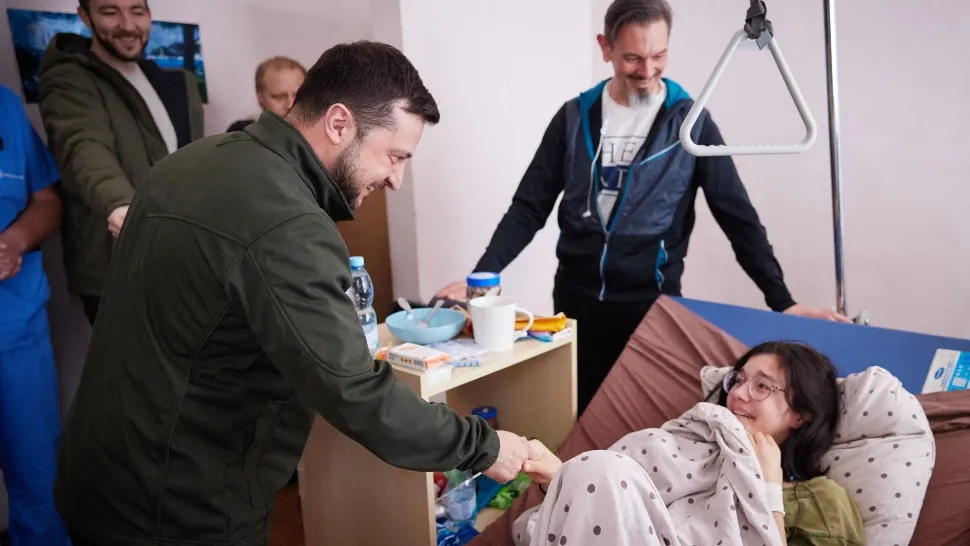 VIDEO | O adolescentă din Ucraina a fost împușcată de 12 ori, după ce și-a apărat fratele mai mic. Zelenski a vizitat-o în spital