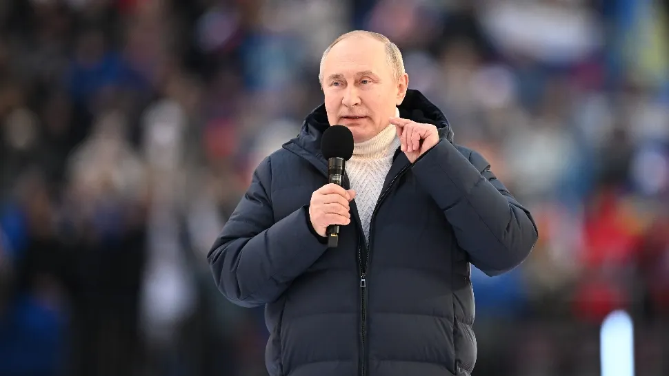 GALERIE În timp ce rușii nu mai au bani de mâncare, Putin a venit în fața lor cu o geacă de 12.000 de euro