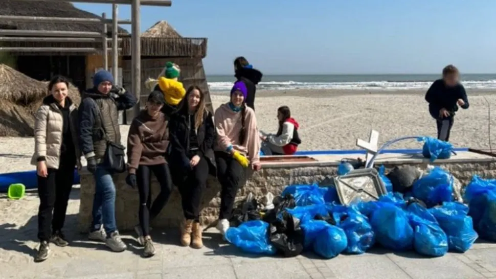 Lecție de civism: refugiaţi ucraineni găzduiţi în Mamaia au curăţat plaja din proprie iniţiativă, pe banii lor - VIDEO